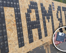 Дискети як символ - у Запоріжжі з’явилась інсталяція «ПАМ’ЯТАЙ» (фото, відео)