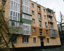 Активно працюють у квартирах та подвір’ї - як просувається відновлення будинку на Скіфській у Запоріжжі (фото)