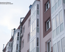 Фасад відновленого будинку по вулиці Незалежної України в Запоріжжі після руйнування російською ракетою 