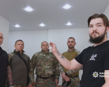 У Запоріжжі бійці стрілецького батальйону поліції зробили ремонт у квартирі колеги, який втратив ноги на фронті