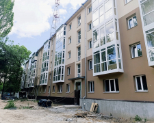 У Запоріжжі мешканці будинку, який зазнав ворожого удару, невдовзі зможуть повернутись до своїх квартир (фото)