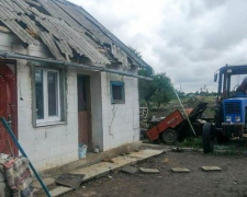 У Запорізькій області через обстріли росіян зруйновані будинки, склади з зерном та сільгосптехніка - фото