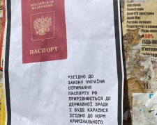 В окупованому місті Запорізької області на вулицях з&#039;явились нагадування про небезпеку російського паспорта