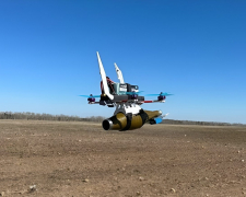 Росіяни вдарили fpv-дроном по сільгосптехніці - на Запоріжжі постраждав водій трактора