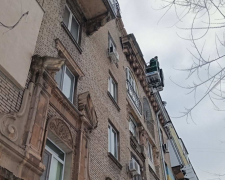 Нависла небезпека: у Запоріжжі з даху будинку ледь не впала велика металева конструкція (фото)