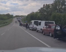 На блокпості у Василівці росіяни заблокували більше тисячі машин