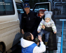 Вивезли з-під обстрілів ціле покоління - до Запоріжжя з прифронтової громади рятувальники евакуювали родину (фото, відео)