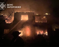 &quot;Прям в будинок влетіло&quot; - у Запоріжжі приватний будинок гасили всю ніч (фото, відео)