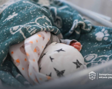 Нове життя у День міста - у Запоріжжі привітали родини, чиї діти першими народилися на свято (фото)