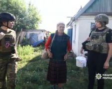 Евакуація пенсіонерки з Комишувахи. Фото: Нацполіція