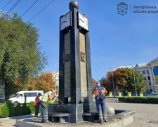 Запоріжці смітять і купаються у фонтанах, кидають пляшки - комунальники привели до ладу &quot;Годинник&quot; (фото)