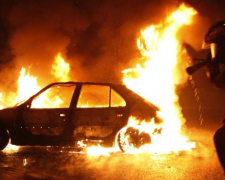 У Запоріжжі вночі загорілася автівка