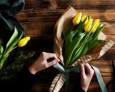 Що робити, щоб тюльпани, мімози, троянди та інші квіти простояли довше