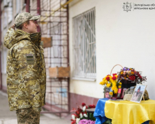 Героя пам’ятають — у Запоріжжі відкрили меморіальну дошку на честь загиблого воїна (фото)