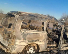 Спалена автівка на трасі в Запорізькій області, у якій загинула російська волонтерка