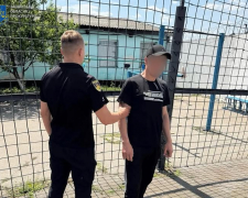 Сидів в ізоляторі і викрав гроші у матері загиблого військового – у Запоріжжі судитимуть чоловіка