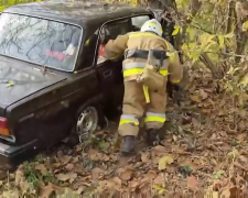 У Запоріжжі водій застряг у авто після зіткнення з деревом - як його визволяли (відео)