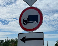 Водії вантажівок масово порушують заборону руху Вантовим мостом у Запоріжжі