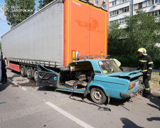Смертельна аварія в Запоріжжі - автівка врізалась у вантажівку, водій не вижив (фото, відео)