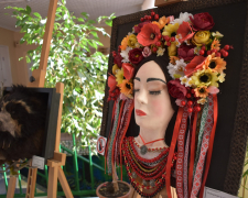 Трансформація ляльок: у Запоріжжі презентували виставку іграшок ручної роботи в незвичайному форматі (фото)