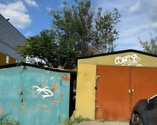 Без примусу та скандалів — у Запоріжжі власники самі демонтували незаконні гаражі та кіоск (фото)
