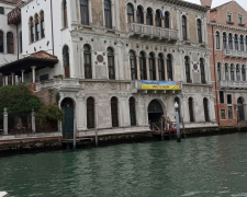Навіщо у палаці Венеції показали орган з російськими ракетами та насипали землю - фото
