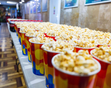 Кіно для своїх: у Запоріжжі ветеранам влаштували сімейний кіновечір