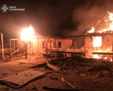 Надзвичайники врятували чоловіка з вогню – у Запорізькому районі російські обстріли спричинили масштабні пожежі (фото)