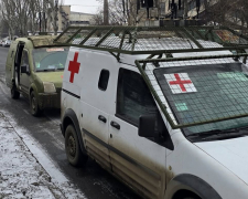 Кілька днів лежала в згорілому будинку з пораненою ногою - як у Запорізькому районі евакуювали травмовану жінку (фото, відео)