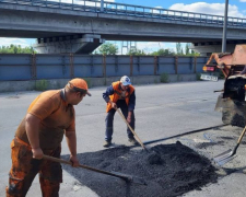 На центральних вулицях Запоріжжя ремонтують дороги - фото