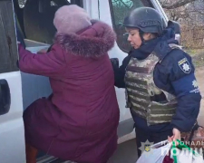 Довго вагалась чи виїжджати – поліцейські евакуювали пенсіонерку з прифронтового Приморського