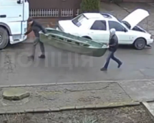 У Запоріжжі двоє чоловіків вкрали човен у сусіда - відео