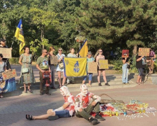 Пам&#039;ятаємо Оленівку: у Запоріжжі загиблим військовополоненим присвятили автопробіг і перформанс (фото)