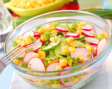 Легкий весняний салат з редиски, огірків і кукурудзи - які ще смачні інгредієнти додати