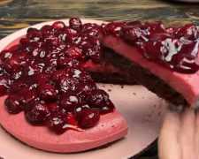 Шоколадний пісний торт з вишнями за рецептом Лізи Глинської, скріншот з відео