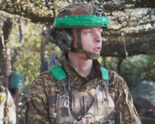 Бився на Оріхівському і Покровському напрямках - мама загиблого 22-річного артилериста отримала нагороду сина (фото)