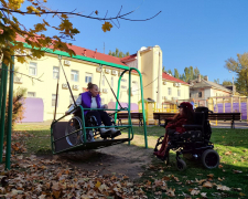 Історична будівля, бордюри та гойдалка для колісного крісла - як у Запоріжжі знімали новий випуск проєкту про інклюзивність