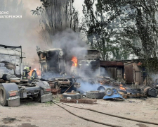 Горіли діжки та вантажівки - в одному з районів Запоріжжя рятувальники приборкали масштабну пожежу (фото, відео)