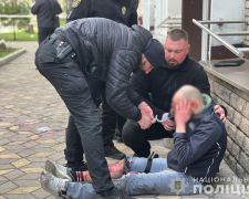 Погрожував продавчиням ножем – у Запоріжжі затримали раніше судимого чоловіка