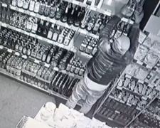 Вибив двері супермаркету та викрав 60 літрів алкоголю – у Запоріжжі затримали чоловіка