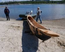 Пройшов перше випробовування – у Запоріжжі спустили на воду копію старовинного човна-довбанки (фото)