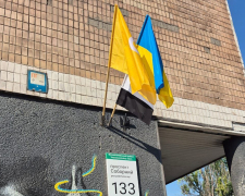 Пам’ятаємо і чекаємо - на будівлі Головпоштамту в Запоріжжі замайорів Прапор Надії (фото)