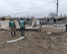 Вирва, купи цегли, понівечені автівки - у Запоріжжі екоінспекція зафіксувала наслідки ранкового удару КАБами (фото, відео)