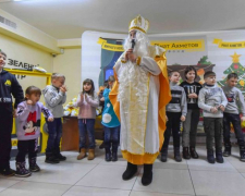 У Запоріжжі маленькі вимушені переселенці зустрічали Святого Миколая - фото