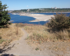 У Запоріжжі через різке підняття рівня у Дніпрі води жінка та підліток опинились у пастці посеред ріки - відео