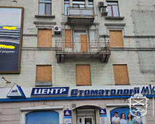 Роками муляли очі - з будинку в центрі Запоріжжя прибрали величезні рекламні конструкції (фото)