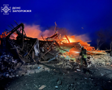 Горіли будинки, гараж та авто: сім пожеж спалахнули у Запорізькому районі через обстріли (фото)