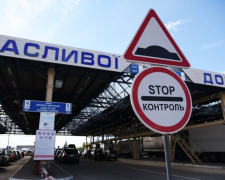 На кордоні у 45-річної запоріжанки знайшли каблучки, кулони, сережки, статуетки та лорнет.