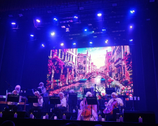 Свічки, перуки і рок-ритми: філармонія подарувала запоріжцям магію музики та венеційських образів (фото)