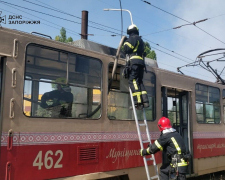 Загорівся серед білого дня - в одному з районів Запоріжжя спалахнув дах трамвая (фото)